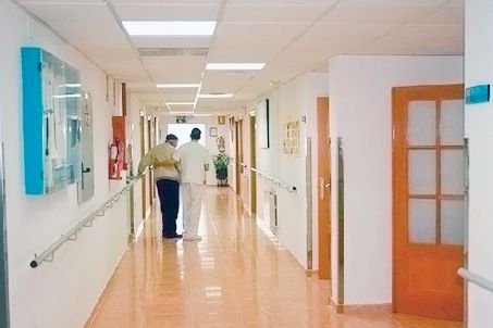 Residencia Virgen de la Fuensanta enfermero ayudando a adulto mayor