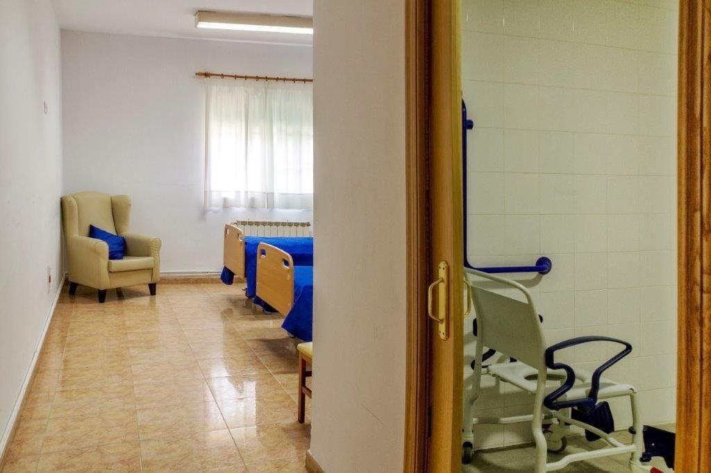 Residencia Virgen de la Fuensanta dormitorio con baño para minusválidos