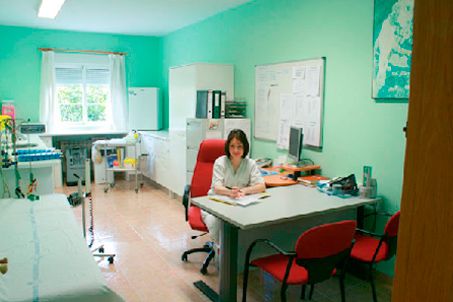 Residencia Virgen de la Fuensanta doctora en escritorio de consultorio 